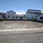 閑静な住宅街に日差しを浴びる土地